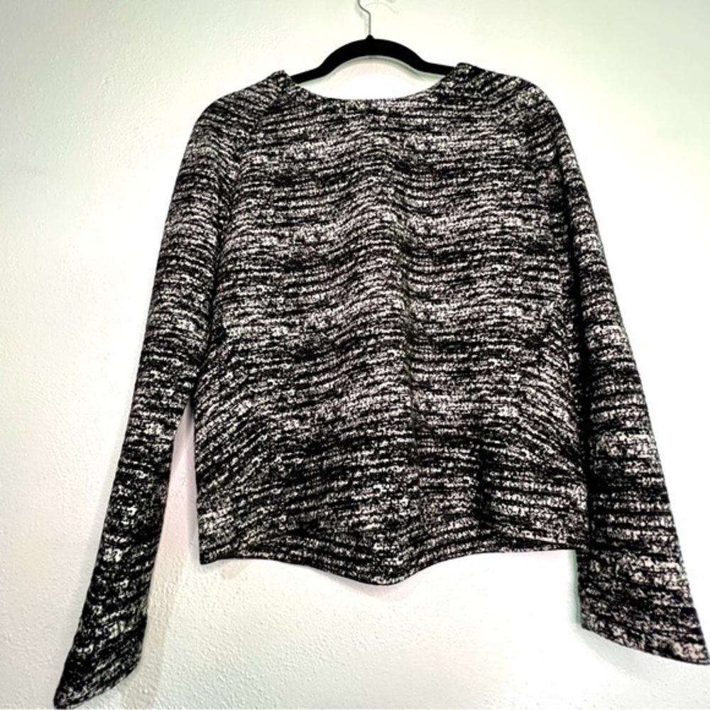 Banana Republic black & white long sleeved pullover. Sz XS. Preowned. Like new.